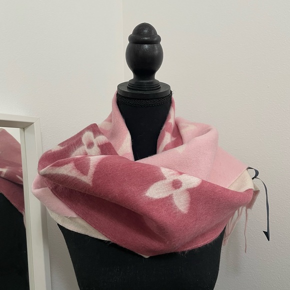 LV Reykjavik Gradient Scarf - Picture 1 of 7